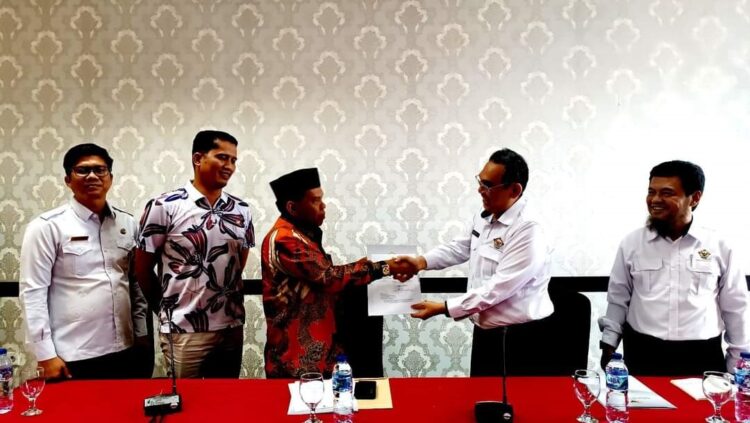 Plt Bupati Rahmang Hadiri, Entry Briefing Pemeriksaan Pendahuluan Kepatuhan Atas Belanja Daerah Tahun Anggaran 2024 1 PEMERIKSAAN—Plt Bupati Padargpariaman Rahmang bersama BPK didampingi Sekda dan Kepala Inspektur.