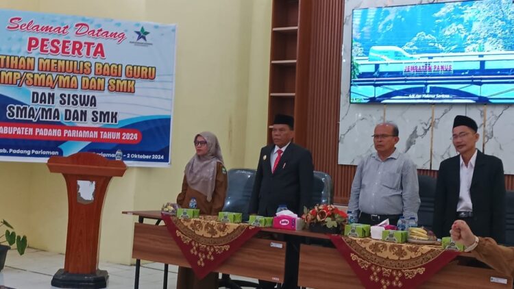 Tingkatkan Literasi di Kalangan Pendidik dan Peserta Didik, Guru SMA dan SMA Dibekali Pelatihan Menulis Kretatif 1 PELATIHAN MENULIS—Plt Bupati Padangpariaman Rahmang, membuka pelatihan menulis kreatif untuk meningkatkan literasi bagi guru SMP/SMA sederajat dan siswa SMA se Padangpariaman.