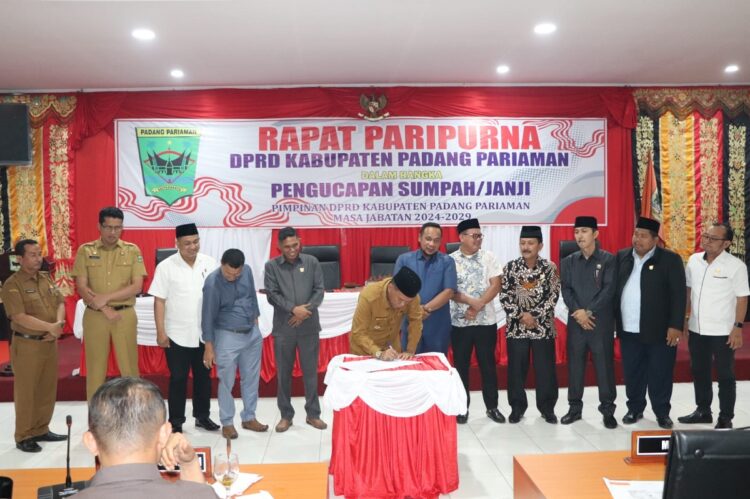 8 Fraksi DPRD Setujui Ranperda Perubahan APBD menjadi Perda 1 PERSETUJUAN— Pjs Bupati Padangpariaman Rahmang saat menandatangani kesepakatan dan menyetujui Ranperda Perubahan APBD untuk dijadikan Perda.
