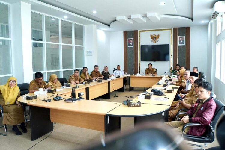 RAPAT INFLASI— Rakor Pengendalian Inflasi secara daring bersama Kemendagri yang diikuti Pj Wali Kota, Sonny Budaya Putra, Senin (7/10) di ruang VIP Balai Kota.