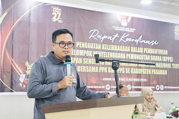 KPU Pasaman Siapkan KPPS Profesional untuk Sukseskan Pilkada 2024 1 RAPAT KOORDINASI— Ketua KPU Pasaman Taufiq, saat membuka rakor di Aula Arumas Hotel Lubuk Sikaping, Minggu (6/10).
