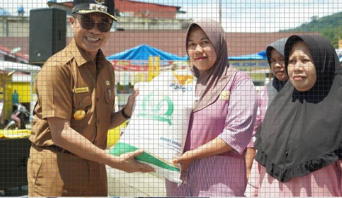 Harga Beras Mahal Masyarakat Harapkan Bantuan Pemerintah Terus Mengalir 1 BANTUAN—Pjs. Bupati Solok Selatan Adib Alfikri berikan bantuan pada warga Sangir.