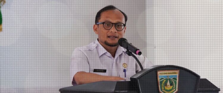 SAMBUTAN— Pj Sekdako Padangpanjang Winarno memberikan sambutan saat membuka Bimtek Penanganan Pengaduan Masyarakat di Hall Lantai III Balai Kota, Rabu (9/10).