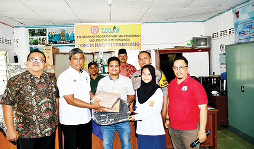 Forum Nagari Tarantang Salurkan Bantuan Sosial untuk Pendidikan dan Kesehatan 1 PENYALURAN BANTUAN— Lurah Tarantang, Yusuf Firmansyah, Ketua Forum Nagari Tarantang, Rusdianto Azwir, Ketua LPM Kelurahan Tarantang, Mulyadi dan Staf TJSL PT Semen Padang,Yaldi, menyerahkan bantuan perlengkapan pendidikan, PMT Posyandu, dan bantuan penunjang Posyandu Lansia, di kantor Lurah Tarantang, Senin (30/9).