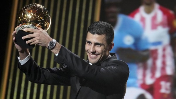 Rodri Raih Ballon d’Or 2024, Lamine Yamal Kopa Trophy 2024 1 PEMAIN TERBAIK DUNIA— Gelandang Manchester City dan Timnas Spanyol, Rodri, resmi dinobatkan sebagai pemain terbaik dunia setelah memenangkan Ballon d’Or 2024. Penghargaan bergengsi ini diserahkan dalam acara yang digelar di Theatre du Chatelet, Paris, pada Selasa (29/10) dini hari WIB.