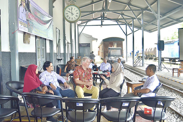 Upayakan Promosi Wisata Sejarah dan Budaya, Pemerintah Kota Sawahlunto Sambut Baik Peluncuran Buku “Kereta Tambang di Hindia Belanda” 1 TELUSURI—Seorang ahli dari Belanda, Gerrad de Graaf untuk menelusuri lebih lanjut. Ketertarikan Gerrad dalam menelusuri sejarah kereta api di Kota Sawahlunto
