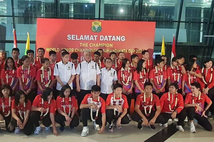 Juara Piala Suhandinata, Tim Bulutangkis Indonesia Disambut Meriah di Tanah Air 1 DISAMBUT— Tim bulu tangkis Indonesia yang memenangkan Piala Suhandinata saat tiba di bandara, Senin (14/10).