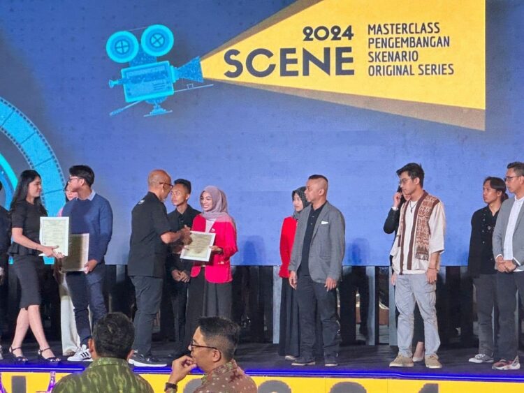 Masuk 10 Besar Scene 2024, Hendarti Darmawan Raih Penghargaan Kemenparekraf RI 1 SERAHKAN PENGHARGAAN— Staf Ahli Menteri Bidang Manajemen Krisis Kemenparekraf RI, sekaligus Ketua Dewan Pengawas PT. Produksi Film Negara (PFN), Fadjar Hutomo menyerahkan penghargaan kepada Hendarti Darmawan.