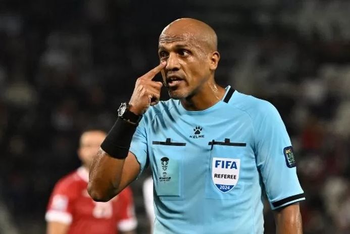 Kabar Terbaru Wasit Ahmed Al Kaf, Bakal Disanksi AFC Setelah ‘Merampok’ Kemenangan Timnas Indonesia saat Hadapi Bahrain 1 SANKSI—AFC akan memanggil dan memberikan sanksi kepada wasit asal Oman, Ahmed Abu Bakar Al Kaf. Keputusan ini diambil setelah kontroversi yang terjadi pada laga antara Timnas Bahrain dan Timnas Indonesia dalam matchday ketiga Grup C Kualifikasi Piala Dunia 2026 zona Asia.