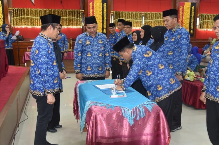 Ketua Korpri Kota Pariaman, Korpri Sumbar Kukuhkan Pj Sekda Yaminurizal 1 KUKUHKAN—Yaminurizal saat dikukuhkan sebagai ketua Kopri Kota Pariaman.