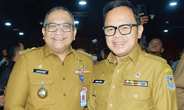 BERSALAMAN—Pj Wali Kota Padang Andree Algamar bersalaman dengan Wakil Menteri Dalam Negeri (Wamendagri) Bima Arya Sugiarto usai mengikuti Rapat Dengar Pendapat (RDP) bersama Komisi II.