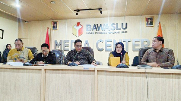 Bawaslu: Prabowo Tak Langgar Aturan Kampanyekan Ahmad Luthfi 1 KONFERENSI PERS— Ketua Bawaslu, Rahmat Bagja saat dalam konferensi pers di kantornya.