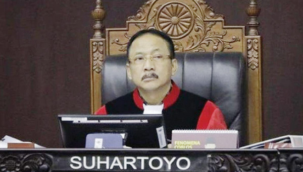 PUTUSAN— Ketua MK Suhartoyo membacakan 
amar Putusan Nomor 136/PUU-XXII/2024 di Ruang Sidang Pleno MK.