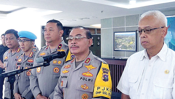 PEMBUNUHAN— Kapolda Sumbar Irjen Pol Suharyono memberikan keterangan pers terkait perkembangan kasus Kabas Ops Polres Solsel AKP Dadang menembak mati Kasatreskrim. Sementara, AKP Dadang saat ini ditetapkan sebagai tersangka dan dijerat pasal berlapis.