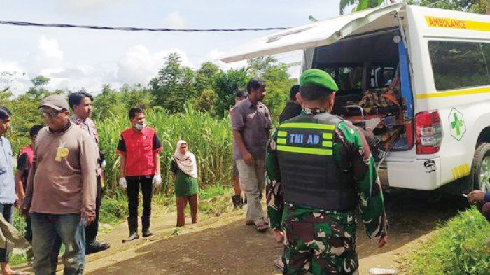 MAYAT— Warga mengevakuasi mayat perempuan yang ditemukan di tangga rumah kosong di Nagari Bukik Batabuah, Kecamatan IV Angkat Candung.