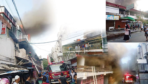 8 Petak Toko di Pasar Raya Padang Terbakar 1 KEBAKARAN—Petugas Damkar melakukan penyemprotan air untuk memadamkan kebakaran yang melanda pertokoan di Kompleks Nusantara Building Imam Bonjol, depan Pasar Raya Padang Fase VII.