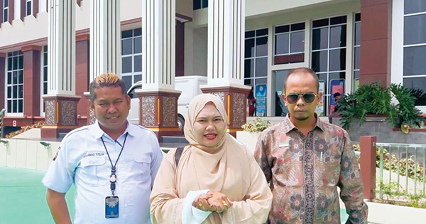 Siska Irin “Jewelry” Menangkan Gugatan Atas Selebgram Amak Lisa, Dihukum Ganti Rugi Rp 329 Juta 1 PUTUSAN— Siska Irin Maharani atau Siska “Jewelry” bersama kuasa hukumnya pascaputusan PN Padang.