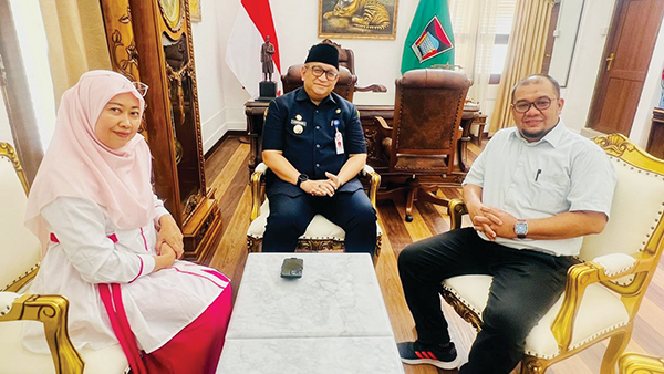 REUNI PERAK— Panitia Reuni Perak Angkatan 99 SMAN 10 Padang Ricki Carsian, Indah Adi Putri saat bertemu dengan PJ Wali Kota Padang Andree Algamar, beberapa waktu lalu.