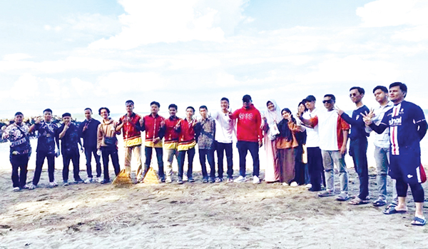 Cawako Padang Iqbal Bersih-Bersih Pantai Bareng Gen Z di Muaro Panjalinan 1 BERSIH-BERSIH PANTAI— Calon Wali Kota Padang nomor urut 2 Dr Muhammad Iqbal, melakukan aksi bersih-bersih dengan Gen Z di Pantai Ujuang Batu, Muaro Panjalinan, Kelurahan Pasie Nan Tigo, Kecamatan Koto Tangah, akhir pekan lalu.