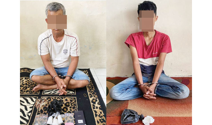2 Bandar Sabu dan Ekstasi Digulung Ditresnarkoba Polda Sumbar 1 BANDAR SABU— Dua pelaku RR dan IW yang diduga sebagai bandar sabu dan ekstasi ditangkap Ditresnarkoba Polda Sumbar.
