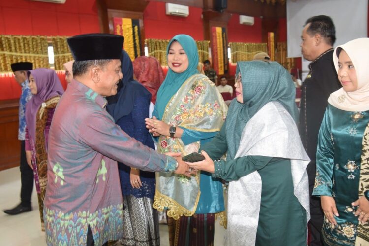 BERI SELAMAT— Pj Sekdako Pariaman, Yaminu Rizal memberikan selamat usai melantik 14 guru menjadi Kepala Sekolah di Kota Pariaman.