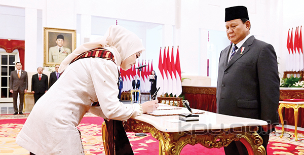 PELANTIKAN— Presiden RI Prabowo Subianto secara resmi telah melantik dan mengesahkan pengangkatan Iffa Rosita sebagai Pengganti Antarwaktu (PAW) Anggota KPU pada sisa masa jabatan Tahun 2022-2027.