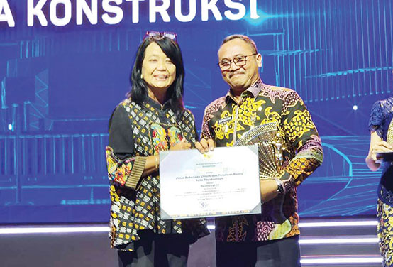 Malam Anugerah Jasa Konstruksi Indonesia, Kota Payakumbuh Raih Penghargaan 1 PJ.WALIKOTA Payakumbuh, Suprayitno, menerima penghargaan Jasa Konstruksi Indonesia dari
Wakil Menteri Pekerjaan Umum, Diana Kusumastuti.