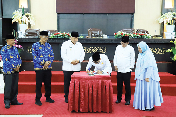 DPRD Kota Solok Setujui Ranperda APBD Tahun 2025 Disahkan Menjadi Perda 1 KETUA DPRD Kota Solok Fauzi Rusli menandatangani berita acara APBD Kota Solok tahin anggaran 2025.