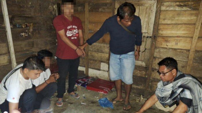 PENGEDAR GANJA— Dua pemuda pengedar ganja ditangkap Tim Satresnarkoba Polres Pasbar di rumah kosong 
di Nagari Muara Kiawai, Kecamatan Gunung Tuleh.
