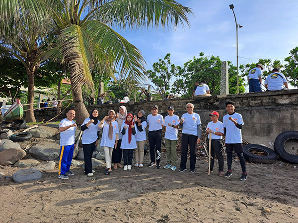 BAKSOS— Koperasi Saudagar Minang Raya (KSMR) Sumatera Barat menggelar bakti sosial (Baksos) bersih-bersih pantai Padang, Minggu (16/11).