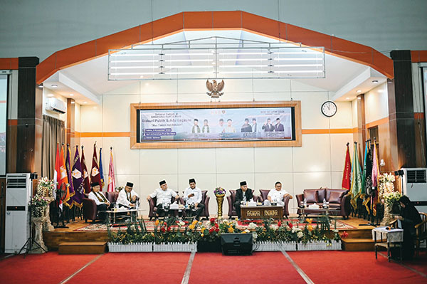 3 Paslon Cawako Bukittinggi A du Gagasan Demi Kemajuan Kota Bukittinggi 1 ADU GAGASAN— 3 Paslon Cawako dan Cawawako Bukittinggi, adu gagasan dalam debat publik yang diselenggarakan di di Hall Universitas Fort de Kock Bukittinggi, Sabtu (2/11).