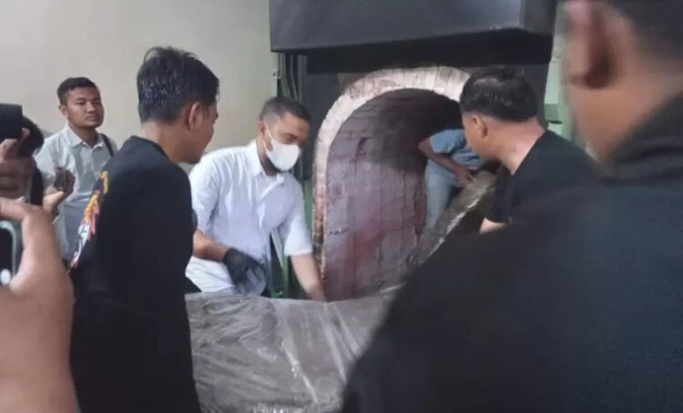 622 Kg Ganja Dimusnahkan BNNP Sumbar, Hasil Tangkapan dari 7 Tersangka, Dibakar di Krematorium HBT 1 PEMUNSAHAN— BNNP Sumbar memusnahkan ratusan Kg ganja hasil tangkapannya di Krematorium HBT.