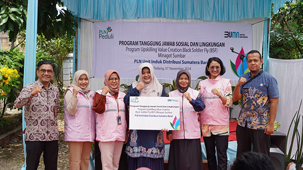 Jelang Hari Pahlawan, Srikandi PLN Kunjungi Lokasi Pengolahan Sampah MinaGot Sumbar 1 KUNJUNGI--Srikandi PLN Gugus Tugas PLN UID Sumbar kunjungi lokasi pengolahan sampah organik melalui ulat maggot, yaitu Kelompok Bersama (KUBE) MinaGot Sumbar, yang berlokasi di Komplek Bukit Belimbing Indah Blok A5 No.3 Kelurahan Kuranji.