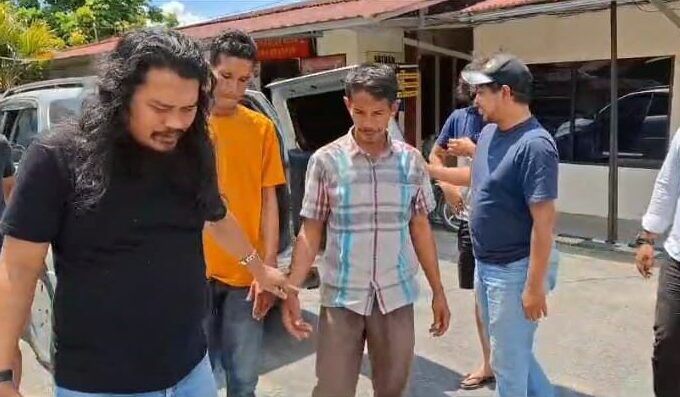 Penganiayaan Brutal di Bukit Sundi Solok, Kepala dan Punggung Dihantam Kayu Balok hingga Kritis, Dua Pelaku Ditangkap, Tiga lagi DPO, Motifnya Sakit Hati usai Terlibat Cekcok 1 PENGANIAYAN—
Dua pelaku penganiayaan ditangkap Polres Solok Kota. Sedangkan tiga pelaku lainnya masih diburu.