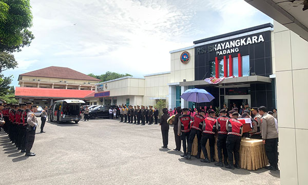 Tragedi Polisi Tembak Polisi di Markas Polres Solsel, Kasatreskrim AKP Ulil Ditembak Mati Kabag Ops AKP Dadang 1 PENEMBAKAN— Kapolda Sumbar Irjen Pol Suharyono memimpin upacara pelepasan jenazah AKP Ulil yang tewas ditembak AKP Dadang. Sedangkan tersangka saat ini sudah diamankan di Polda Sumbar.