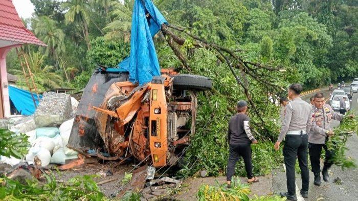 Kecelakaan Maut di Penurunan Kiambang, 4 Orang Tewas di Tempat, 1 Kritis, Truk Seruduk Motor dan Pohon lalu Terbalik 1 KECELAKAAN— Kondisi truk yang menabrak motor dan pohon di pendakian Puncak Kiambang, Kabupaten Padangpariaman yang menewaskan empat orang dan satu orang kritis.