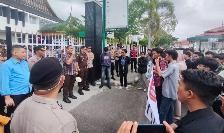 Unjuk Rasa Aliansi Bukittinggi Menggugat, Desak Kasus Korupsi Pasar Atas Diusut Tuntas, Kasi Intel Kejari: Siapa pun yang Terkait akan Dipanggil 1 UNJUK RASA— Massa Aliansi Bukittinggi Menggugat, melakukan aksi unjuk rasa di depan Kantor Kejari untuk mendesak kasus korupsi Pasar Atas Diusut Tuntas.