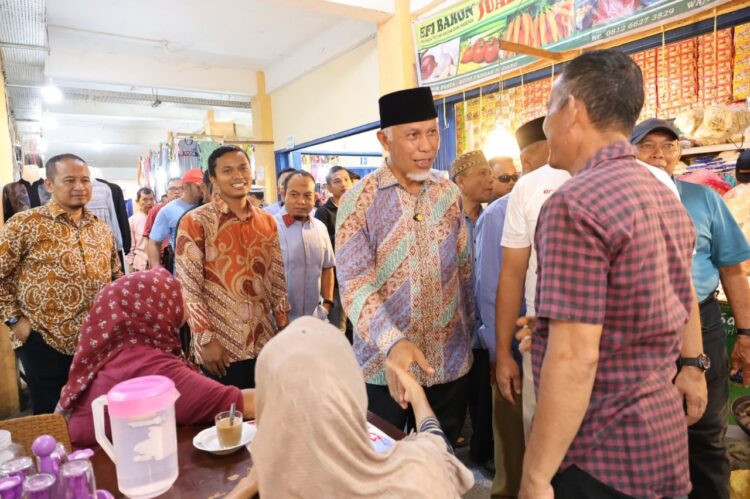 Blusukan di Pasar Lubuk Buaya, Mahyeldi Serap Aspirasi Pedagang 1 6dd3cdbf cc54 4899 b5f6 af106de40f05