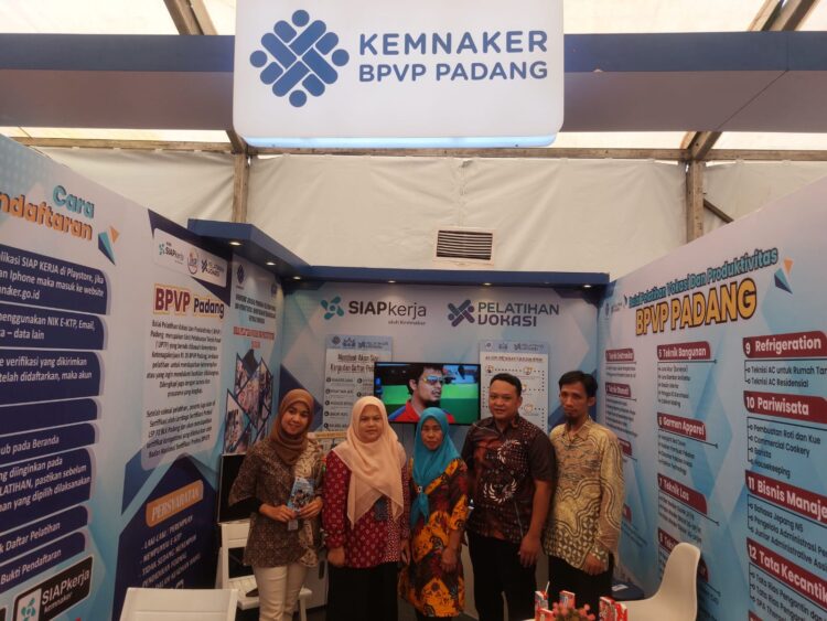 Kepala BPVP Padang Muhammad Yasir diwakili Subkoordinator Pemberdayaan, Ismi Putri dan jajaran di Stand BPVP Padang saat hadir di Event Padang Ethnic Fiesta 2024 di GOR H Agus Salim Padang.