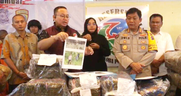263,3 Kg Ganja Gagal Beredar di Sumbar, Tiga Kurir Ditangkap, Dibawa dari Panyabungan, Ngaku Dapat Upah Rp 300 Ribu per Kg 1 GANJA— Tiga kurir yang kedapatan membawa 263,3 Kg ganja dari Panyabungan, Sumut, ditangkap jajaran Ditresnarkoba
Polda Sumbar.