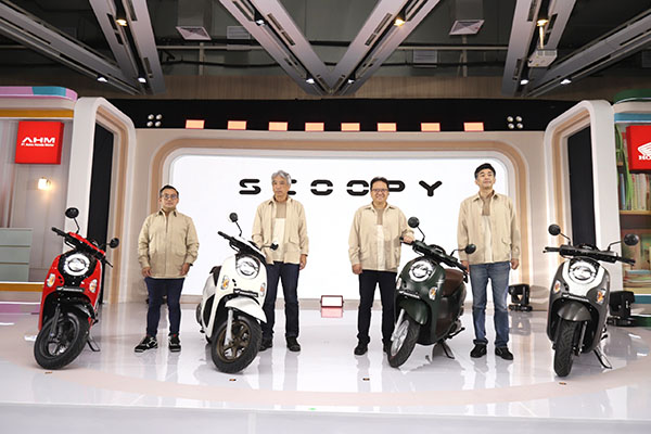 New Honda Scoopy Generasi Terbaru, Siap Mencuri Perhatian Pecinta Skutik Unik dan Fashion 1 SCOOPY GENERASI TERBARU— Marketing Director AHM – Octavianus Dwi Putro, President Director AHM – Susumu Mitsuishi, Executive Vice President Director AHM – Thomas Wijaya dan Marketing Director AHM- Naoki Kajino memperkenalkan New Honda Scoopy Generasi Terbaru di AHM Safety Riding & Training Center, Deltamas (5/11).
