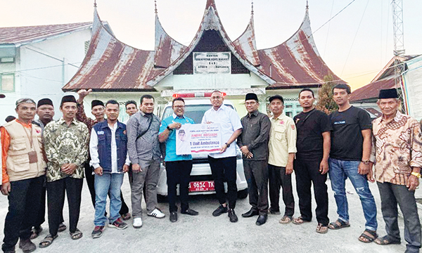 Andre Rosiade Serahkan Ambulans untuk Korban Erupsi Marapi di Bukik Batabuah Agam 1 BANTUAN AMBULANS— Anggota DPR RI asal Sumbar Andre Rosiade menyerahkan ambulans kepada masyarakat Nagari Bukik Batabuah, Kecamatan Canduang, Kabupaten Agam, beberapa waktu lalu.