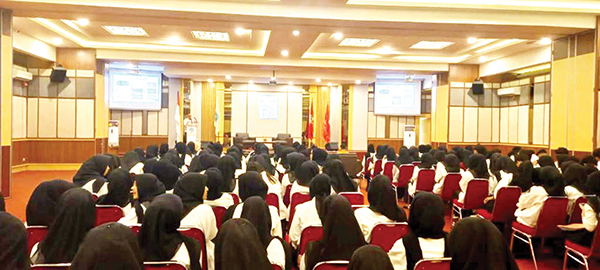 Kuliah Umum di UNP, Andree Algamar Ungkap Pentingnya Tata Kelola Pemerintahan yang Baik 1 KULIAH UMUM— Pj Wali Kota Padang, Andree Harmadi Algamar dipercaya sebagai narasumber pada kuliah umum dan pembekalan magang di Fakultas Ilmu Sosial (FIS) Universitas Negeri Padang, Kamis (28/11).