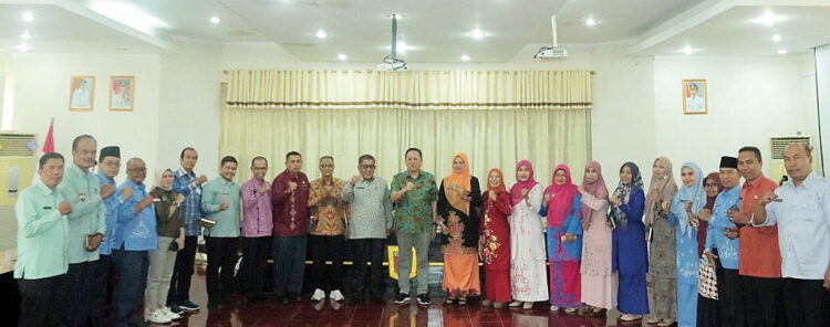 Kunjungi Kabupaten Agam, Anggota DPD RI Irman Gusman Serap Aspirasi Masyarakat 1 KUNJUNGAN KERJA— Anggota DPD RI, H. Irman Gusman, melakukan kunjungan kerja ke Kabupaten Agam, yang dihadiri oleh seluruh kepala OPD dan camat se-Kabupaten Agam,
di Aula Kantor Bupati Agam, Kamis (7/11).