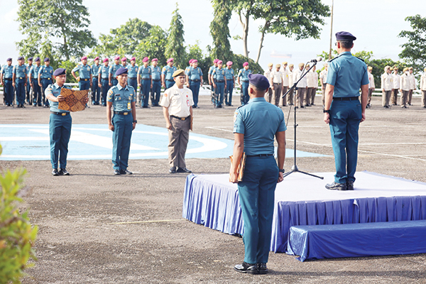 UPACARA BENDERA— Asisten Operasi Asops Danlantamal II Kolonel Laut (P) Cahyo Pamungkas. S.E., M.Tr. Opsla pimpin upacara bendera, di Lapangan Markas Komando Mako Lantamal II Padang Jalan Bukit Peti Peti Teluk Bayur Padang, Senin (18/11).