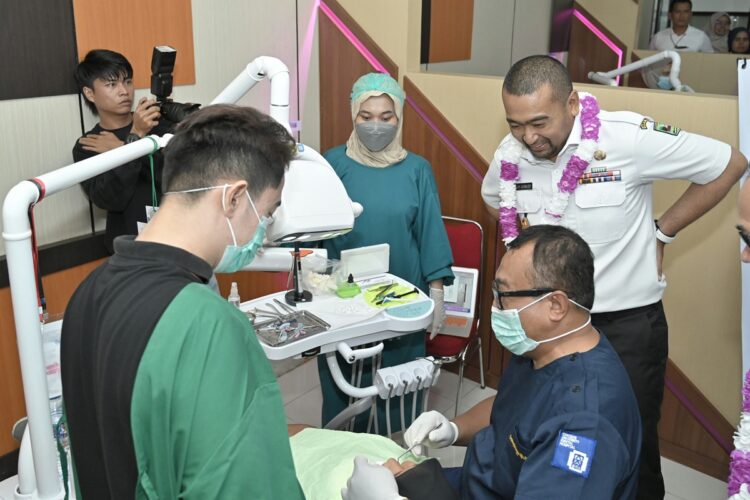 Sumbar Baru Punya Delapan Ortodontis, Plt Gubernur Berharap FKG Unand Segerakan Prodi Spesialis Ortodonti 1 BAKTI SOSIAL—Plt Gubernur Sumbar Audy Joinaldy melihat kegiatan Bakti Sosial Penyuluhan dan Pemasangan NAM serta Perawatan Ortodonti Cekat terhadap ratusan pelajar.
