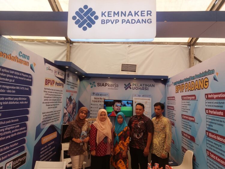 PADANG ETHNIC FIESTA— Kepala BPVP Padang Muhammad Yasir yang diwakili Subkoordinator Pemberdayaan, Ismi Putri dan jajaran di Stand BPVP Padang saat hadir di Event Padang Ethnic Fiesta 2024 di GOR H Agus Salim Padang.