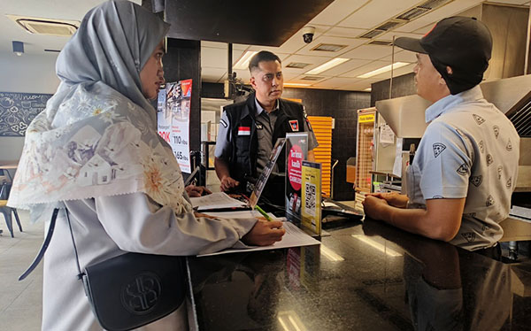 PENGAWASAN TAPPING BOX—  Petugas Bapenda Kota Padang melakukan pengawasan tapping box di salah satu wajib pajak (WP) di jalan Dr. Sutomo, Kecamatan Padang Timur, Selasa (26/11).