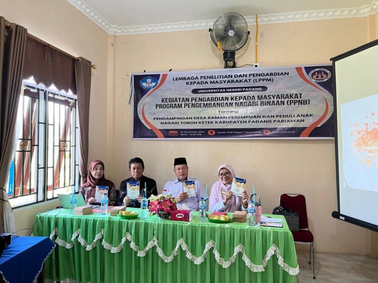 Tim Pengabdian Masyarakat UNP, Bagikan Buku Saku Perlindungan Perempuan 1 PENGABDIAN MASYARAKAT— Tim pengabdian masyarakat Universitas Negeri Padang (UNP) mengakhiri agenda pengabdian masyarakatnya dengan evaluasi kegiatan, sekaligus membagikan buku saku.