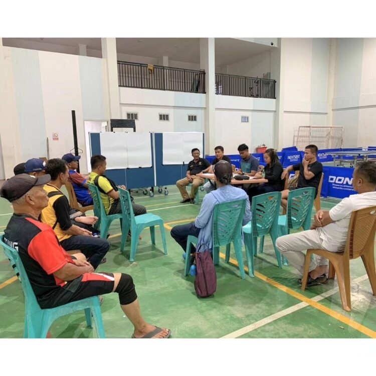 PERSIAPAN—Terlihat para panitia saat menyiapkan Turnamen Saribu Rumah Gadang Cup 1 bakal dimulai dan direncanakan dibuka secara resmi oleh Plt. Gubernur Sumbar Audy Joinaldy.